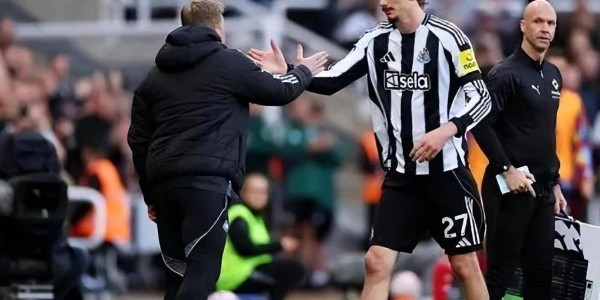 质疑变认可！5场4球，队史第一人